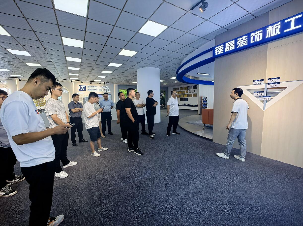 展厅参观.jpg