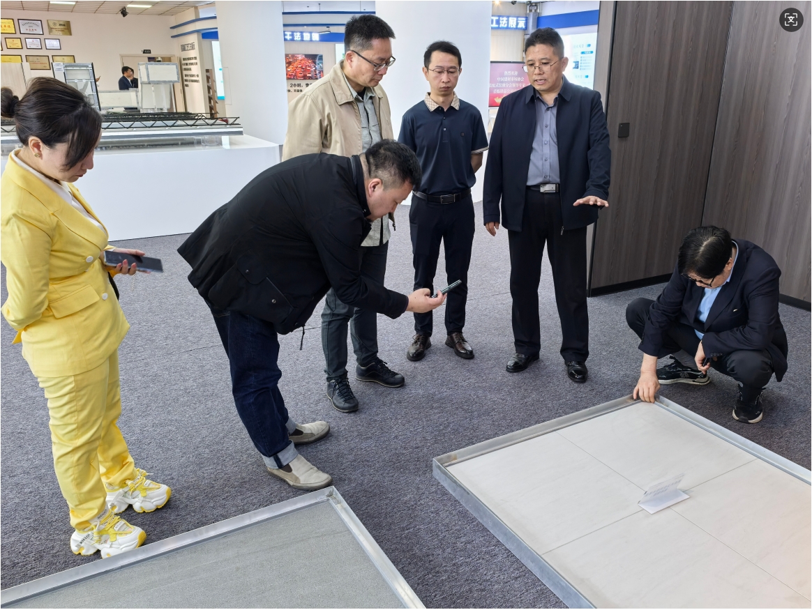 参观展厅.png