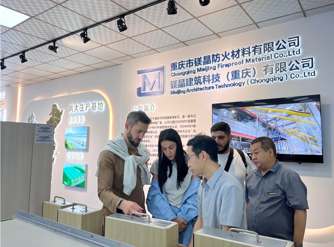 展厅参观.png